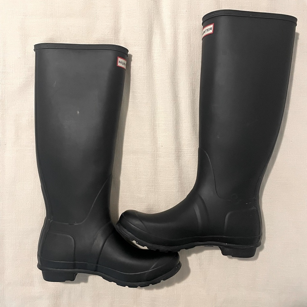 Size 7.5/8 Medium Hunter black rain boots-tall